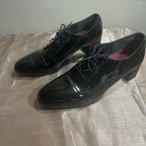Munro black patent leather shoes